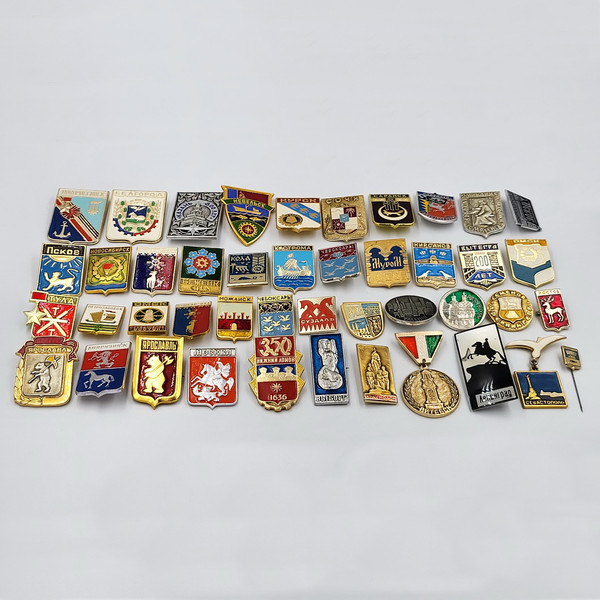 9 Vintage pin badge set Coats of arms of cities of the USSR.jpg