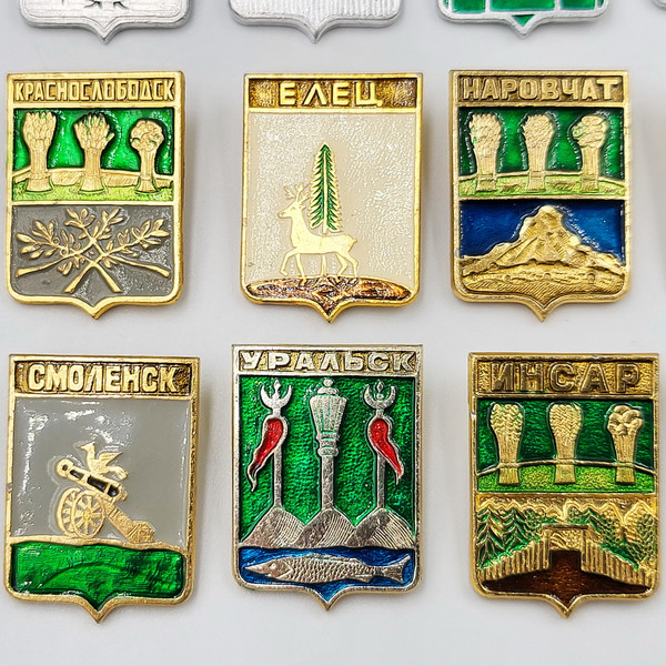3 Vintage pin badge set Coats of arms of cities of the USSR.jpg