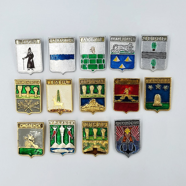 8 Vintage pin badge set Coats of arms of cities of the USSR.jpg