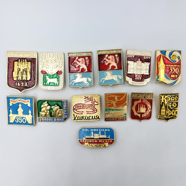 2 Vintage pin badge set Coats of arms of cities of the USSR.jpg