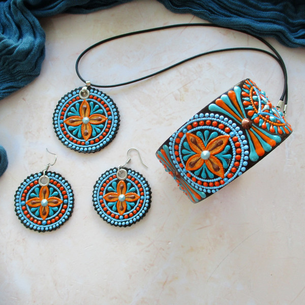 mandala-pendant-round-earrings-leather-cuff.JPG