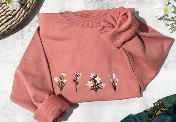 Pink Crewneck Daisy Sweatshirt embroidered,Flower Sweatshirt,Embroidered Sweatshirt Vintage,Lovely Daisy,Floral Sweatshirt,Gifts for her.jpg
