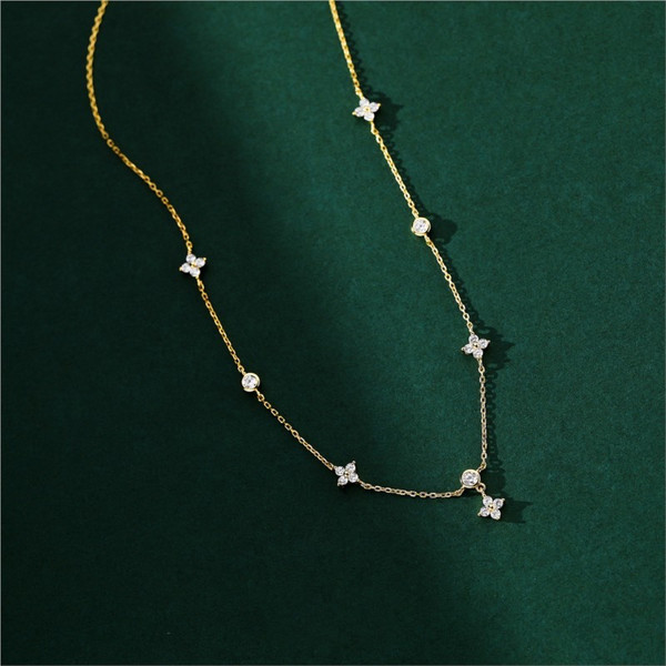 CaggANENJERY-Inlaid-Zircon-Four-leaf-Flower-Chain-Necklace-for-Women-New-Niche-Light-Luxury-Hot-Fashion.jpg