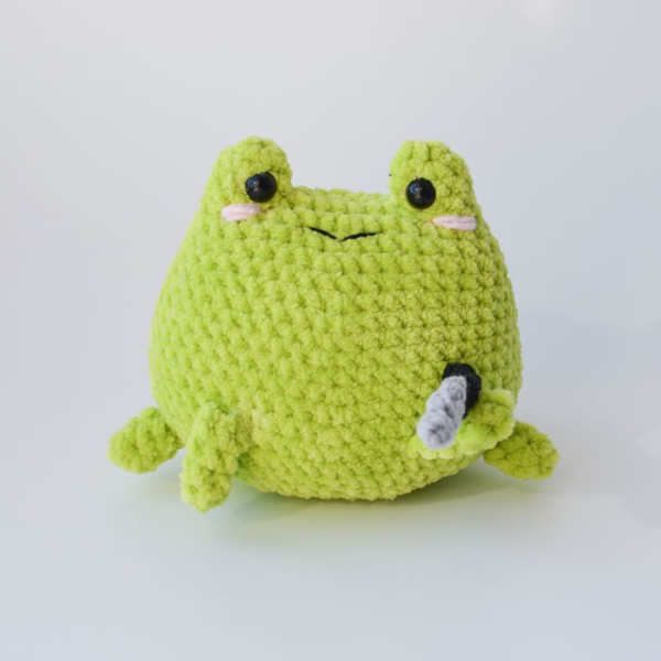 Crochet meme frog with knife plush amigurumi toy