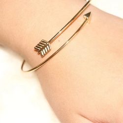 dainty gold arrow bracelet