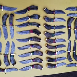 wilderness treasures: lot of 20 6" damascus steel handmade hunting skinner knives with ram horn and sheath bm