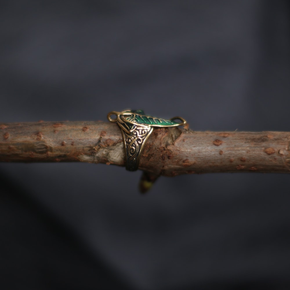 lorien-leaf-ring-side-view