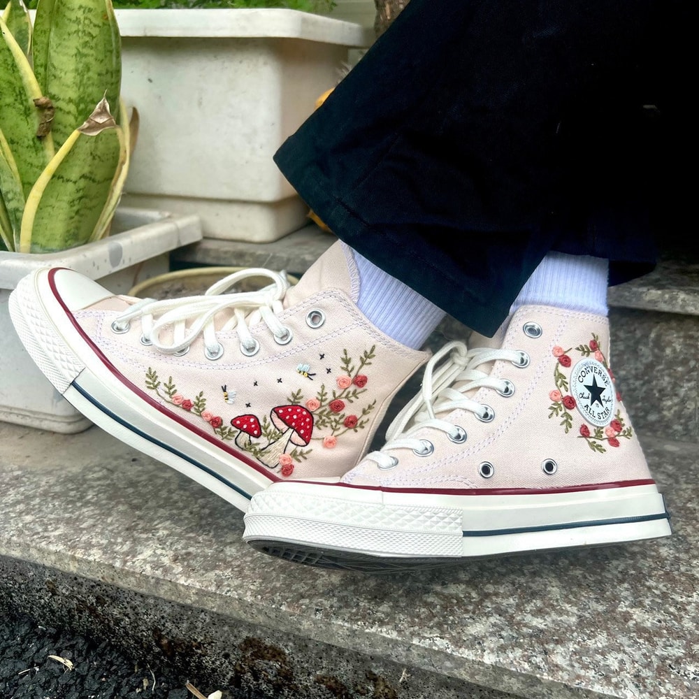 Custom Floral Embroidered Shoes, Handmade Embroidered Converse, Converse Custom, Converse Wreath Flower, Custom Flower Chuck Taylor 1970s - 5.jpg