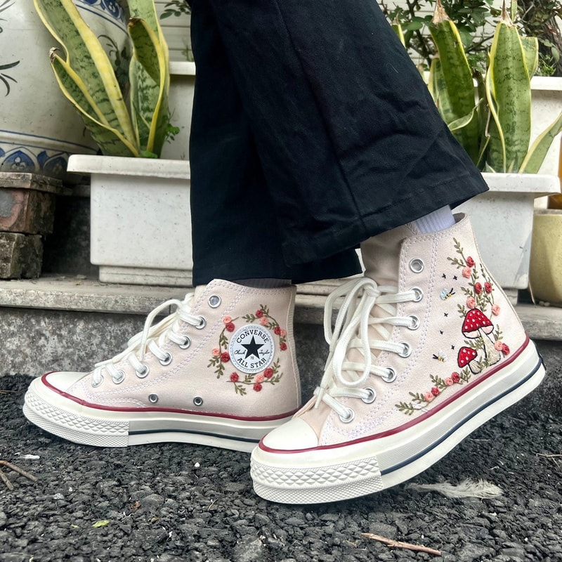 Custom Floral Embroidered Shoes, Handmade Embroidered Converse, Converse Custom, Converse Wreath Flower, Custom Flower Chuck Taylor 1970s - 6.jpg