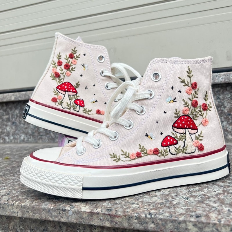 Custom Floral Embroidered Shoes, Handmade Embroidered Converse, Converse Custom, Converse Wreath Flower, Custom Flower Chuck Taylor 1970s - 7.jpg