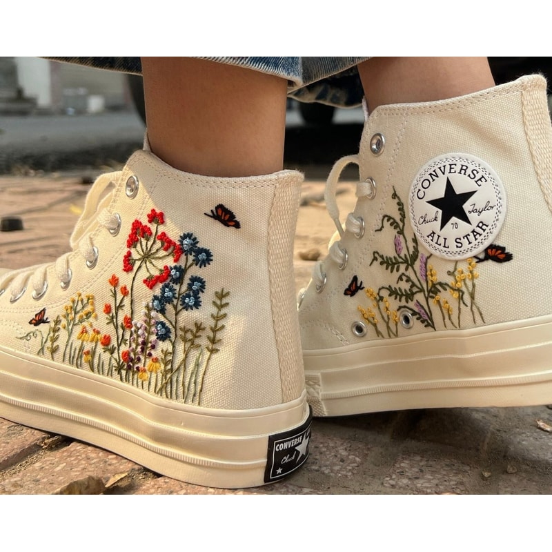 Custom Floral Embroidered Shoes, Handmade Embroidered Converse, Converse Custom, Converse Wreath Flower, Custom Flower Chuck Taylor 1970s - 2.jpg