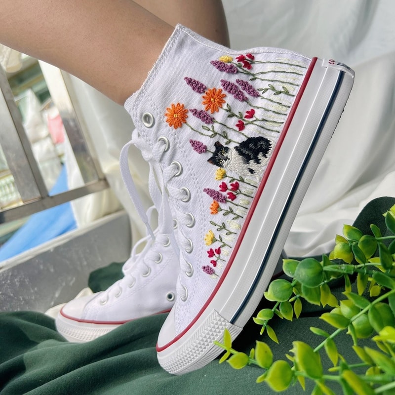Custom Floral Embroidered Shoes, Handmade Embroidered Converse, Converse Custom, Converse Wreath Flower, Custom Flower Chuck Taylor 1970s - 10.jpg