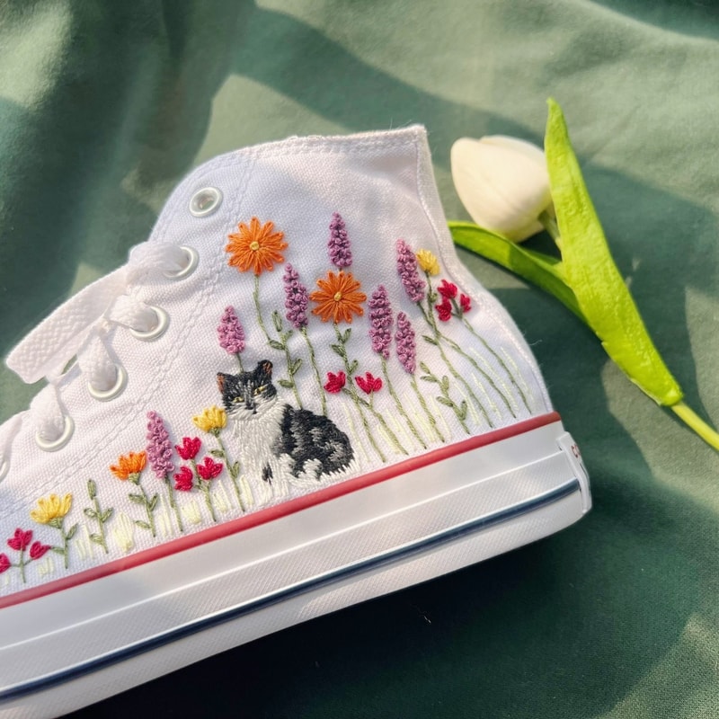 Custom Floral Embroidered Shoes, Handmade Embroidered Converse, Converse Custom, Converse Wreath Flower, Custom Flower Chuck Taylor 1970s - 5.jpg