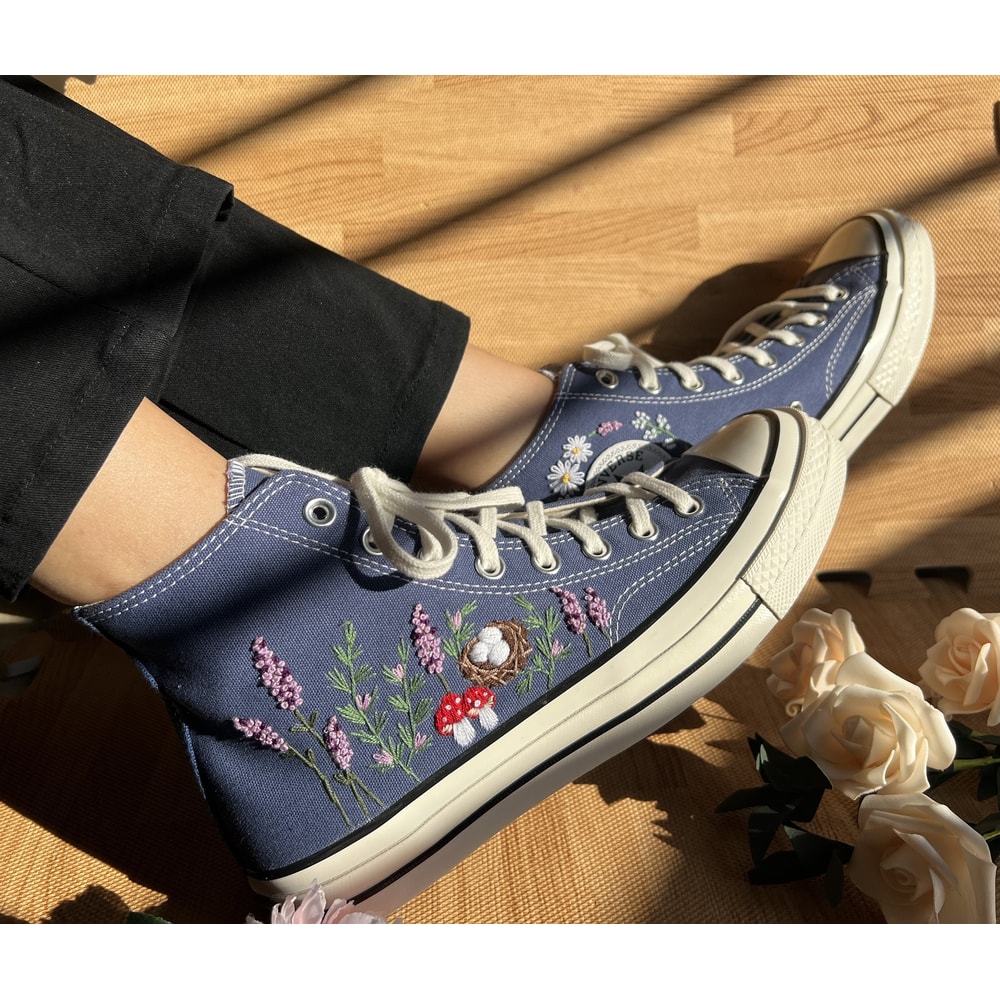 Custom Floral Embroidered Shoes, Handmade Embroidered Converse, Converse Custom, Converse Wreath Flower, Custom Flower Chuck Taylor 1970s - 5.jpg