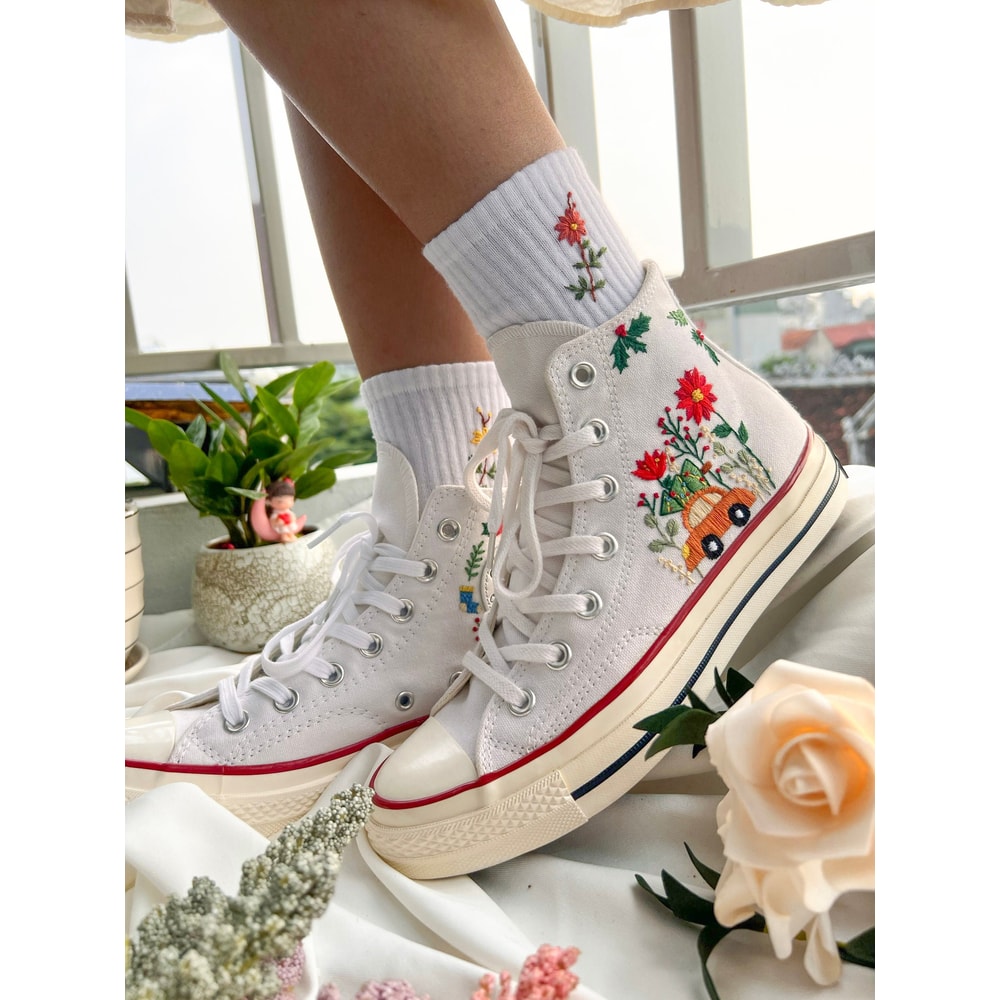 Custom Floral Embroidered Shoes, Handmade Embroidered Converse, Converse Custom, Converse Wreath Flower, Custom Flower Chuck Taylor 1970s - 5.jpg