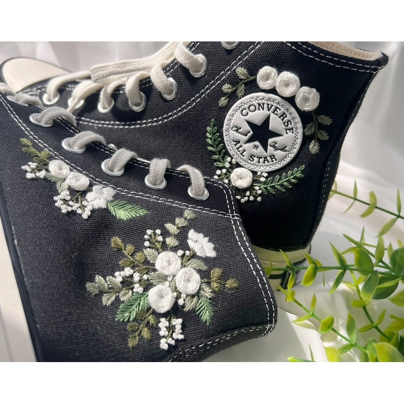 Custom Floral Embroidered Shoes, Handmade Embroidered Converse, Converse Custom, Converse Wreath Flower, Custom Flower Chuck Taylor 1970s - 2.jpg