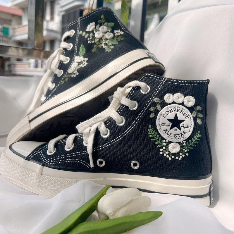 Custom Floral Embroidered Shoes, Handmade Embroidered Converse, Converse Custom, Converse Wreath Flower, Custom Flower Chuck Taylor 1970s - 4.jpg
