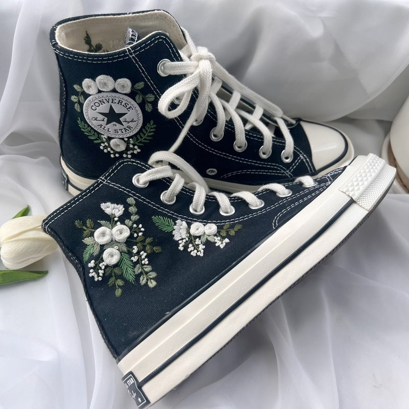 Custom Floral Embroidered Shoes, Handmade Embroidered Converse, Converse Custom, Converse Wreath Flower, Custom Flower Chuck Taylor 1970s - 5.jpg