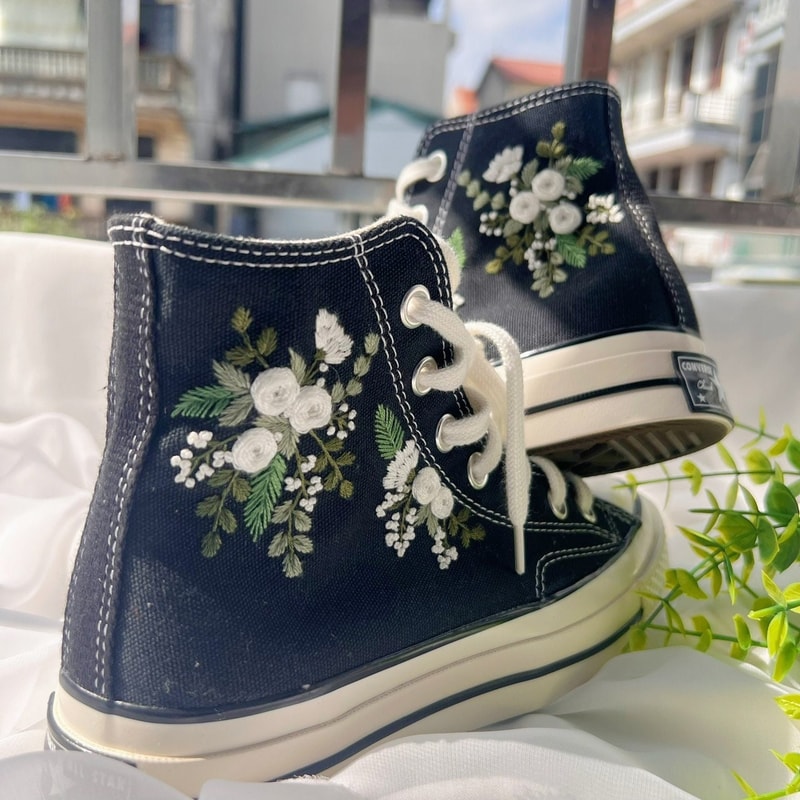 Custom Floral Embroidered Shoes, Handmade Embroidered Converse, Converse Custom, Converse Wreath Flower, Custom Flower Chuck Taylor 1970s - 9.jpg