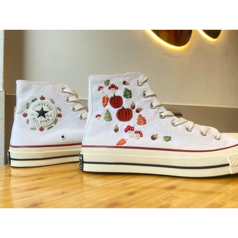 Custom Floral Embroidered Shoes, Handmade Embroidered Converse, Converse Custom, Converse Wreath Flower, Custom Flower Chuck Taylor 1970s - 2.jpg