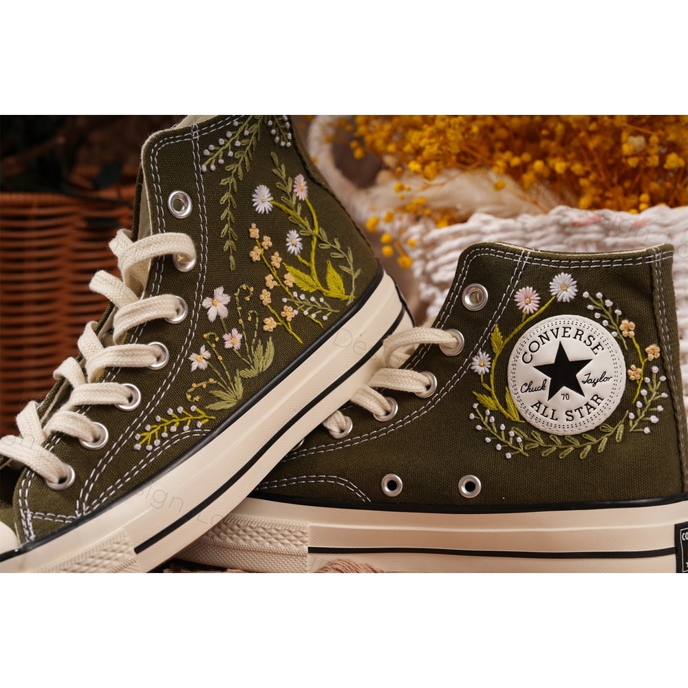Custom Floral Embroidered Shoes, Handmade Embroidered Converse, Converse Custom, Converse Wreath Flower, Custom Flower Chuck Taylor 1970s - 6.jpg