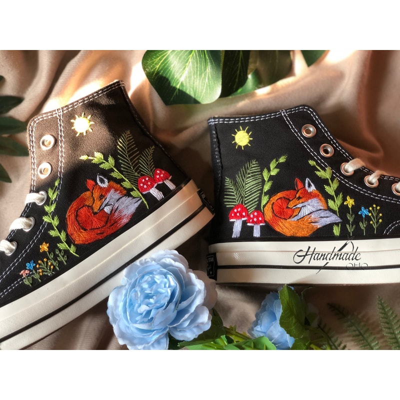 Custom Floral Embroidered Shoes, Handmade Embroidered Converse, Converse Custom, Converse Wreath Flower, Custom Flower Chuck Taylor 1970s - 10.jpg