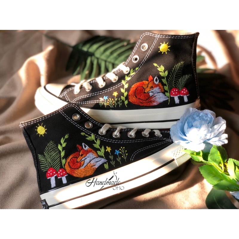 Custom Floral Embroidered Shoes, Handmade Embroidered Converse, Converse Custom, Converse Wreath Flower, Custom Flower Chuck Taylor 1970s - 6.jpg