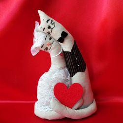 wedding gifts for the couple. cats in love. bride and groom cats. cute cat figures. engagement gift. cat wedding decor
