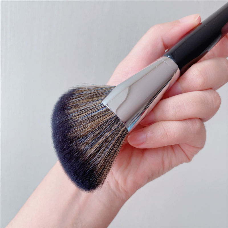 Professional Makeup Brushes, Black Sculpting Brush, Large Face Contour Bronzer Oblique Powder Blush Cosmetic Tool